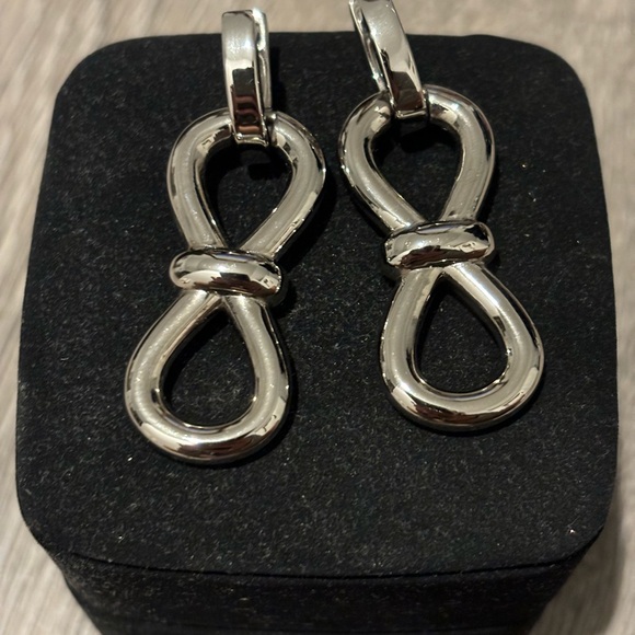 Mach and Mach silver bow earrings - Picture 5 of 5